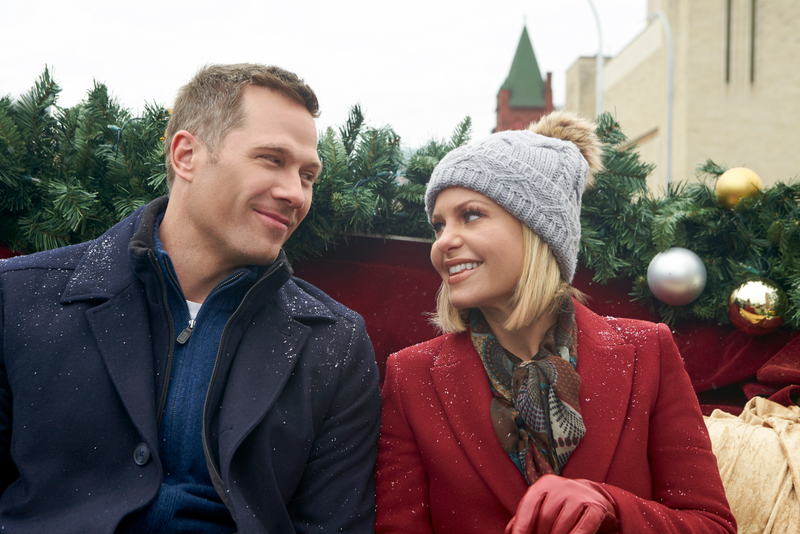 Illustration for article titled Watch out for mistletoe and snowballs: Navigating this year’s crop of holiday romance TV movies